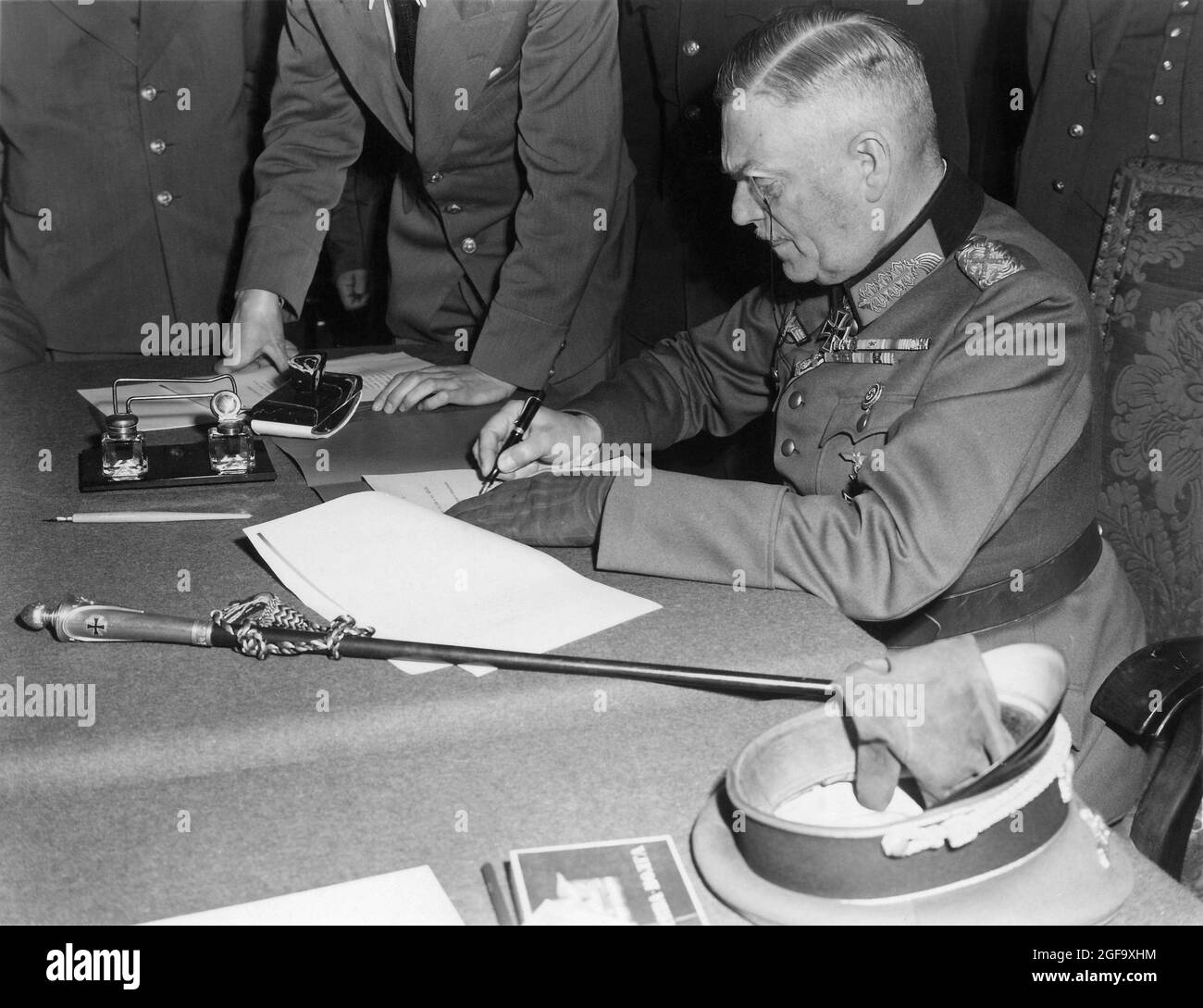 Field Marshall Keitel firma le condizioni di consegna tedesche a Berlino 8 maggio 1945 . Foto Stock