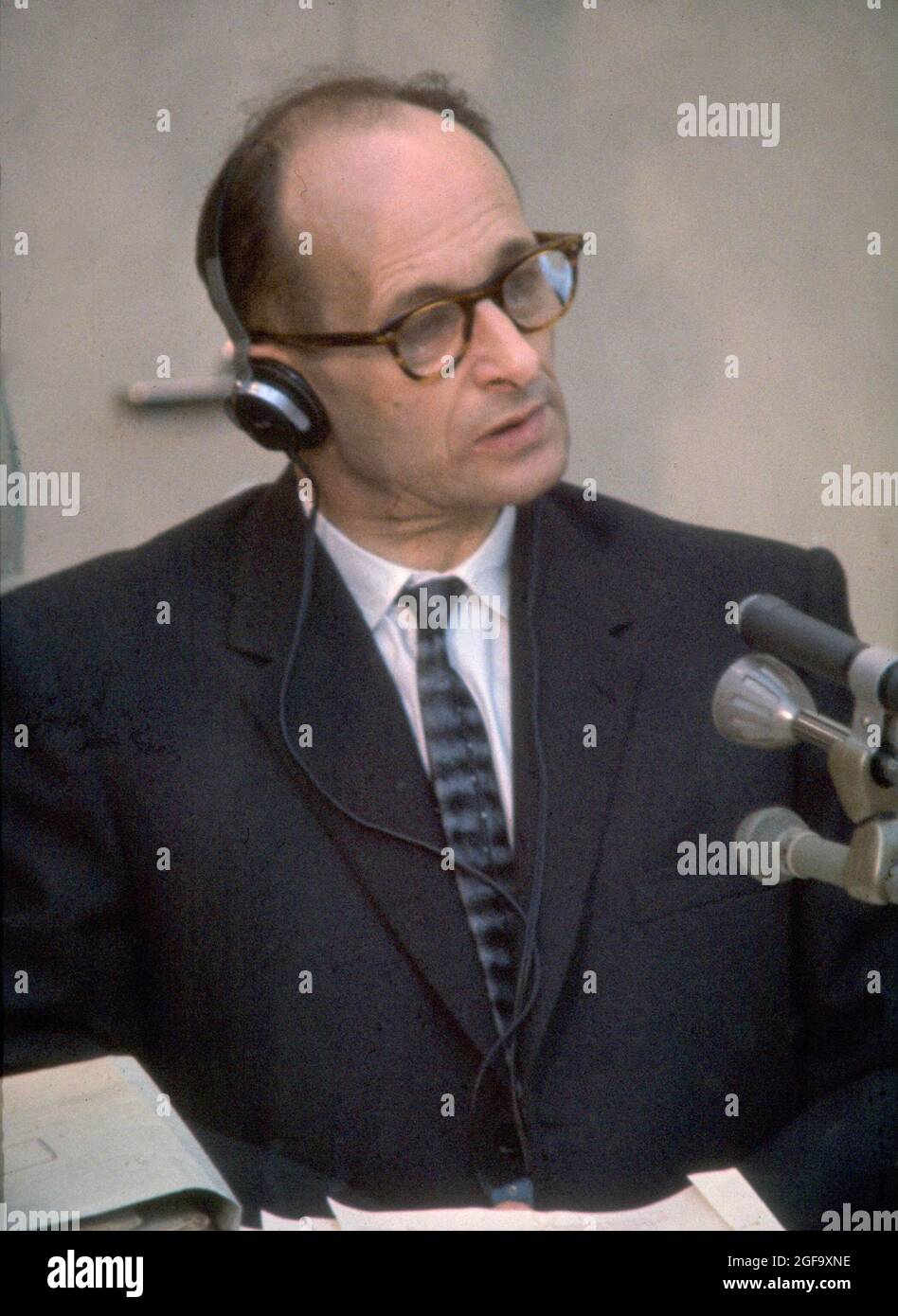 Il leader nazista e politico Adolf Eichmann in processo in Isreale. La sua abilità nella logistica lo ha reso uno dei principali organizzatori dell'Olocausto. Fuggì dalla Germania nel 1950 e andò in Argentina dove fu catturato da agenti israeliani. Fu processato e condannato a morte in Israele nel 1962 Foto Stock