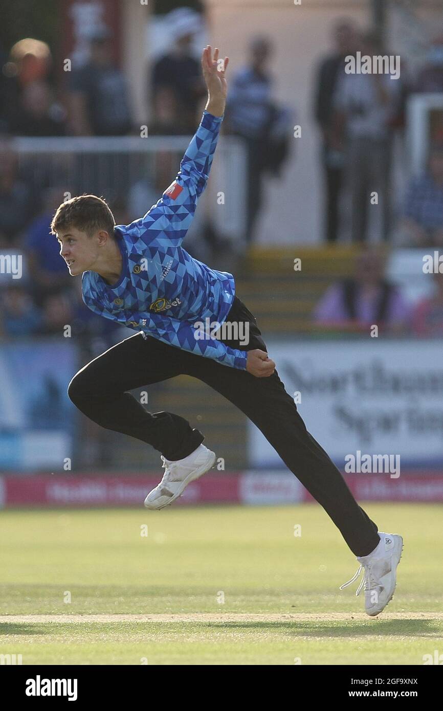 CHESTER LE STREET, REGNO UNITO. 24 AGOSTO Archie Lenham of Sussex Bowls durante la partita di Vitaliality T20 Blast tra lo Yorkshire County Cricket Club e il Sussex County Cricket Club presso Emirates Riverside, Chester le Street martedì 24 agosto 2021. (Credit: Will Matthews | MI News) Credit: MI News & Sport /Alamy Live News Foto Stock