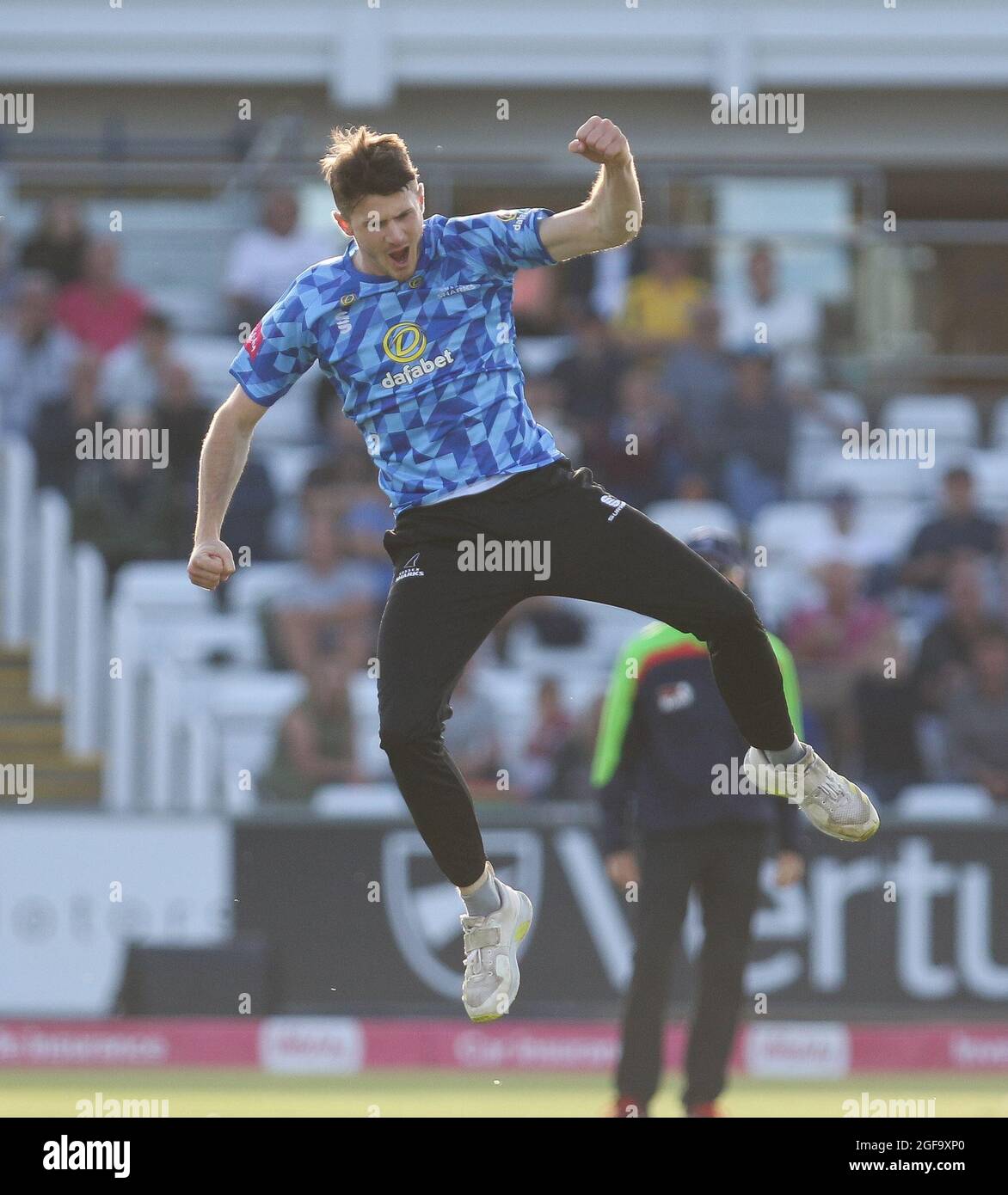 CHESTER LE STREET, REGNO UNITO. IL 24 AGOSTO George Garton del Sussex celebra un wicket durante la partita di Vitaliality T20 Blast tra lo Yorkshire County Cricket Club e il Sussex County Cricket Club presso Emirates Riverside, Chester le Street martedì 24 agosto 2021. (Credit: Will Matthews | MI News) Credit: MI News & Sport /Alamy Live News Foto Stock