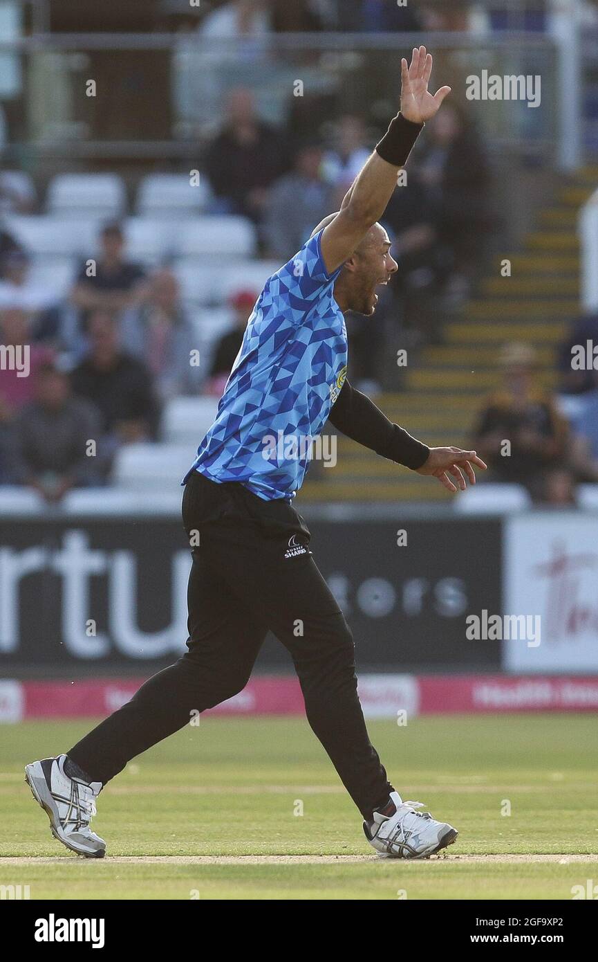 CHESTER LE STREET, REGNO UNITO. IL 24 AGOSTO Tymal Mills si appella per un cricket durante la partita Vitality T20 Blast tra lo Yorkshire County Cricket Club e il Sussex County Cricket Club presso Emirates Riverside, Chester le Street martedì 24 agosto 2021. (Credit: Will Matthews | MI News) Credit: MI News & Sport /Alamy Live News Foto Stock