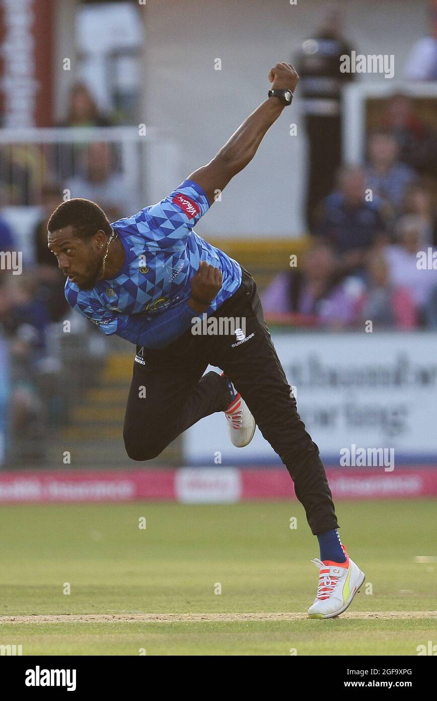 CHESTER LE STREET, REGNO UNITO. IL 24 AGOSTO Chris Jordan of Sussex Bowls durante la partita Vitaliality T20 Blast tra lo Yorkshire County Cricket Club e il Sussex County Cricket Club presso Emirates Riverside, Chester le Street martedì 24 agosto 2021. (Credit: Will Matthews | MI News) Credit: MI News & Sport /Alamy Live News Foto Stock