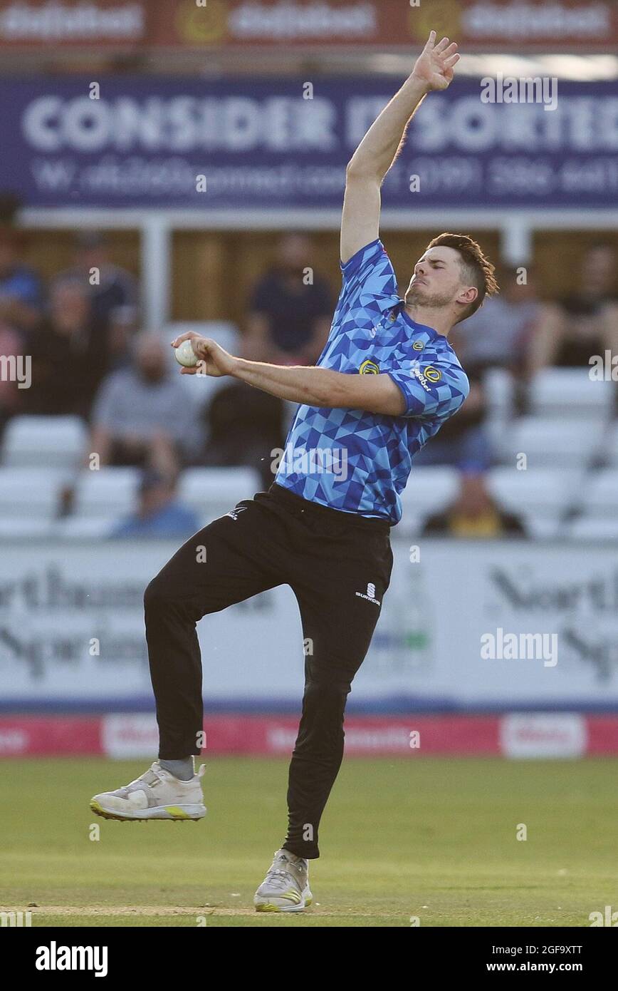 CHESTER LE STREET, REGNO UNITO. 24 AGOSTO George Garton of Sussex Bowls durante la partita di Vitaliality T20 Blast tra lo Yorkshire County Cricket Club e il Sussex County Cricket Club presso Emirates Riverside, Chester le Street martedì 24 agosto 2021. (Credit: Will Matthews | MI News) Credit: MI News & Sport /Alamy Live News Foto Stock