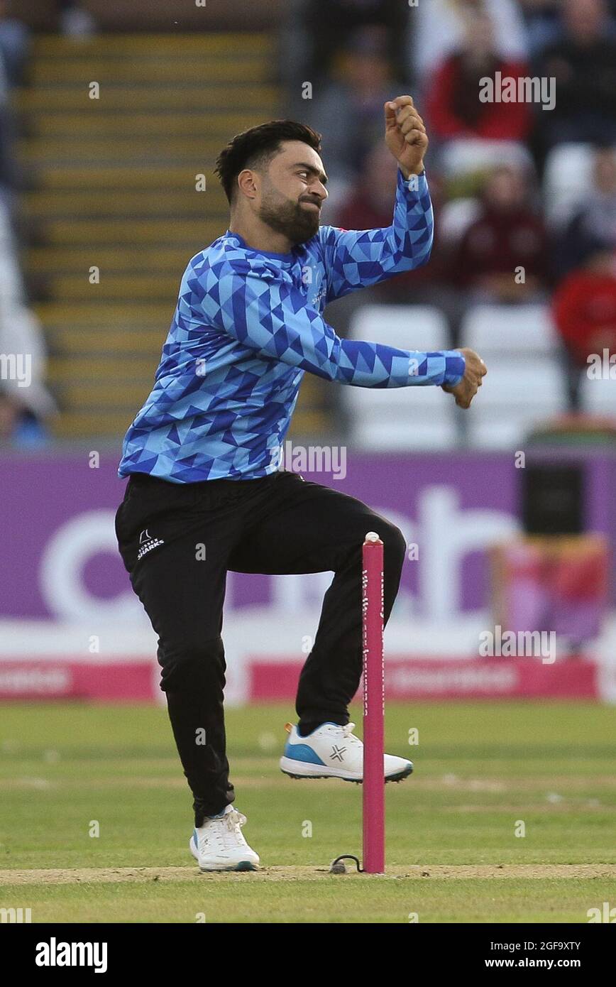 CHESTER LE STREET, REGNO UNITO. 24 AGOSTO Rashid Khan di Sussex Bowls durante la partita di Vitaliality T20 Blast tra lo Yorkshire County Cricket Club e il Sussex County Cricket Club presso Emirates Riverside, Chester le Street martedì 24 agosto 2021. (Credit: Will Matthews | MI News) Credit: MI News & Sport /Alamy Live News Foto Stock
