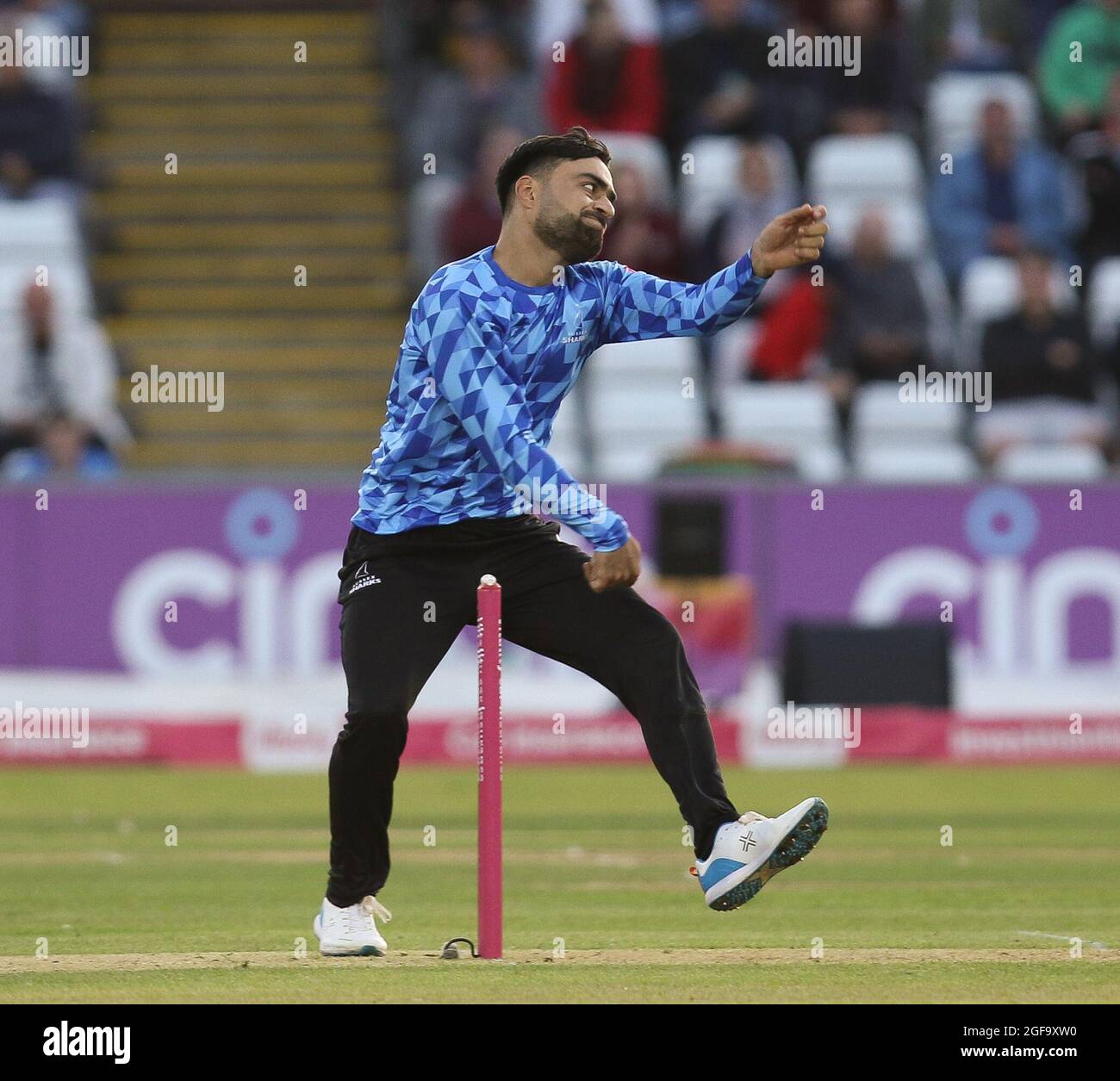 CHESTER LE STREET, REGNO UNITO. 24 AGOSTO Rashid Khan di Sussex Bowls durante la partita di Vitaliality T20 Blast tra lo Yorkshire County Cricket Club e il Sussex County Cricket Club presso Emirates Riverside, Chester le Street martedì 24 agosto 2021. (Credit: Will Matthews | MI News) Credit: MI News & Sport /Alamy Live News Foto Stock