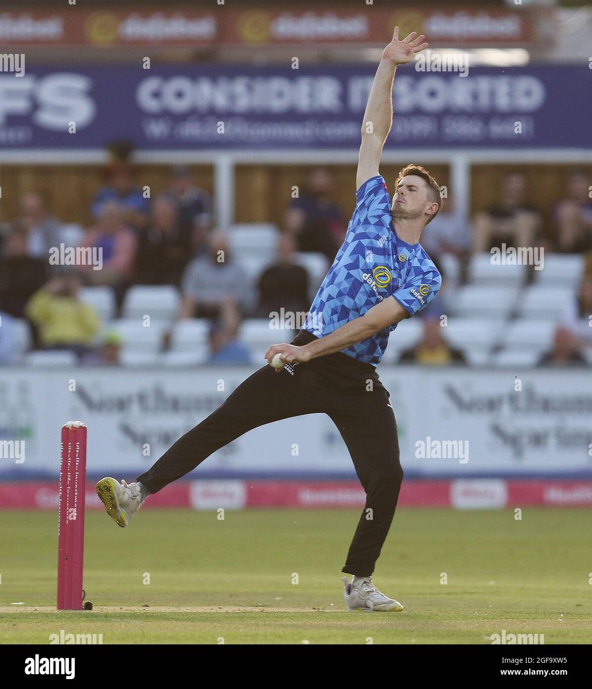 CHESTER LE STREET, REGNO UNITO. 24 AGOSTO George Garton of Sussex Bowls durante la partita di Vitaliality T20 Blast tra lo Yorkshire County Cricket Club e il Sussex County Cricket Club presso Emirates Riverside, Chester le Street martedì 24 agosto 2021. (Credit: Will Matthews | MI News) Credit: MI News & Sport /Alamy Live News Foto Stock