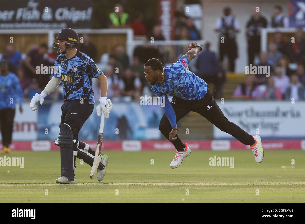 CHESTER LE STREET, REGNO UNITO. IL 24 AGOSTO Chris Jordan of Sussex Bowls durante la partita Vitaliality T20 Blast tra lo Yorkshire County Cricket Club e il Sussex County Cricket Club presso Emirates Riverside, Chester le Street martedì 24 agosto 2021. (Credit: Will Matthews | MI News) Credit: MI News & Sport /Alamy Live News Foto Stock