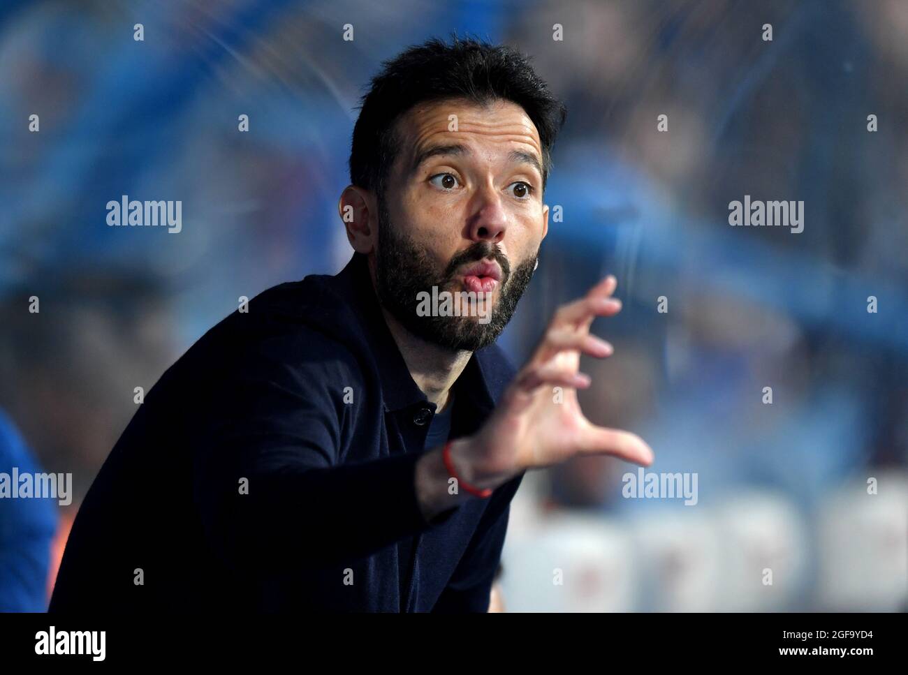 Il direttore della città di Huddersfield Carlos Corberan gesticola durante la seconda partita della Carabao Cup allo stadio John Smiths di Huddersfield. Data foto: Martedì 24 agosto 2021. Foto Stock