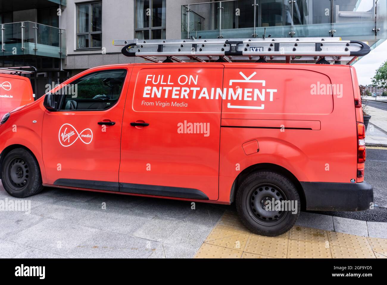 Un pulmino Virgin Media a Dublino. Virgin Media offre servizi di banda larga, televisione via cavo e telefono cellulare. Fa parte del gruppo Liberty Global. Foto Stock
