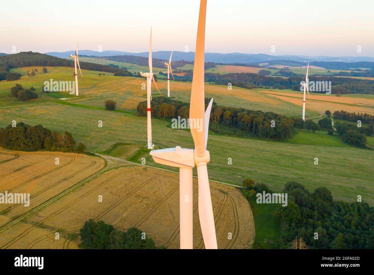Vista aerea di un parco eolico con turbine eoliche alte per la generazione di energia elettrica ecologica . Centrale elettrica verde. Foto Stock
