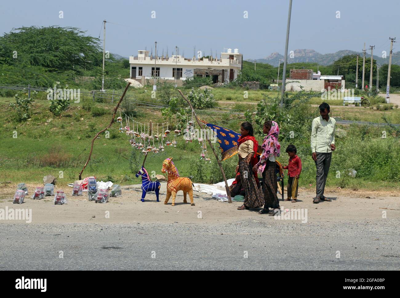 Beawar, India. 24 agosto 2021. Vendita di giocattoli da venditori ambulanti, aspetta il cliente in una strada sulla Ahmedabad-Delhi National Highway a Beawar. (Foto di Eric Dubost/Pacific Press) Credit: Pacific Press Media Production Corp./Alamy Live News Foto Stock
