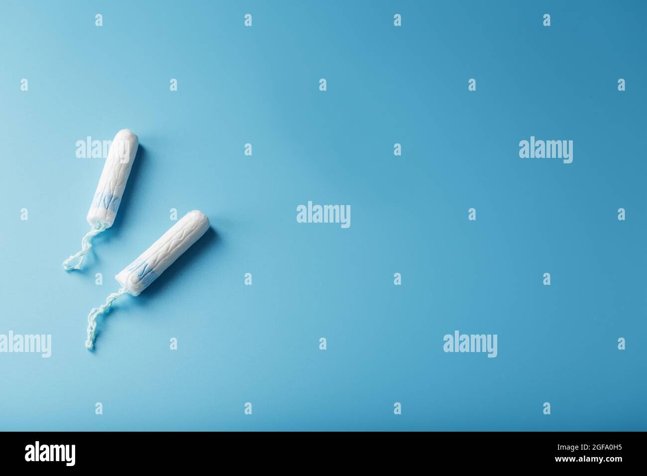 Tamponi ginecologici su sfondo blu, spazio libero Foto Stock