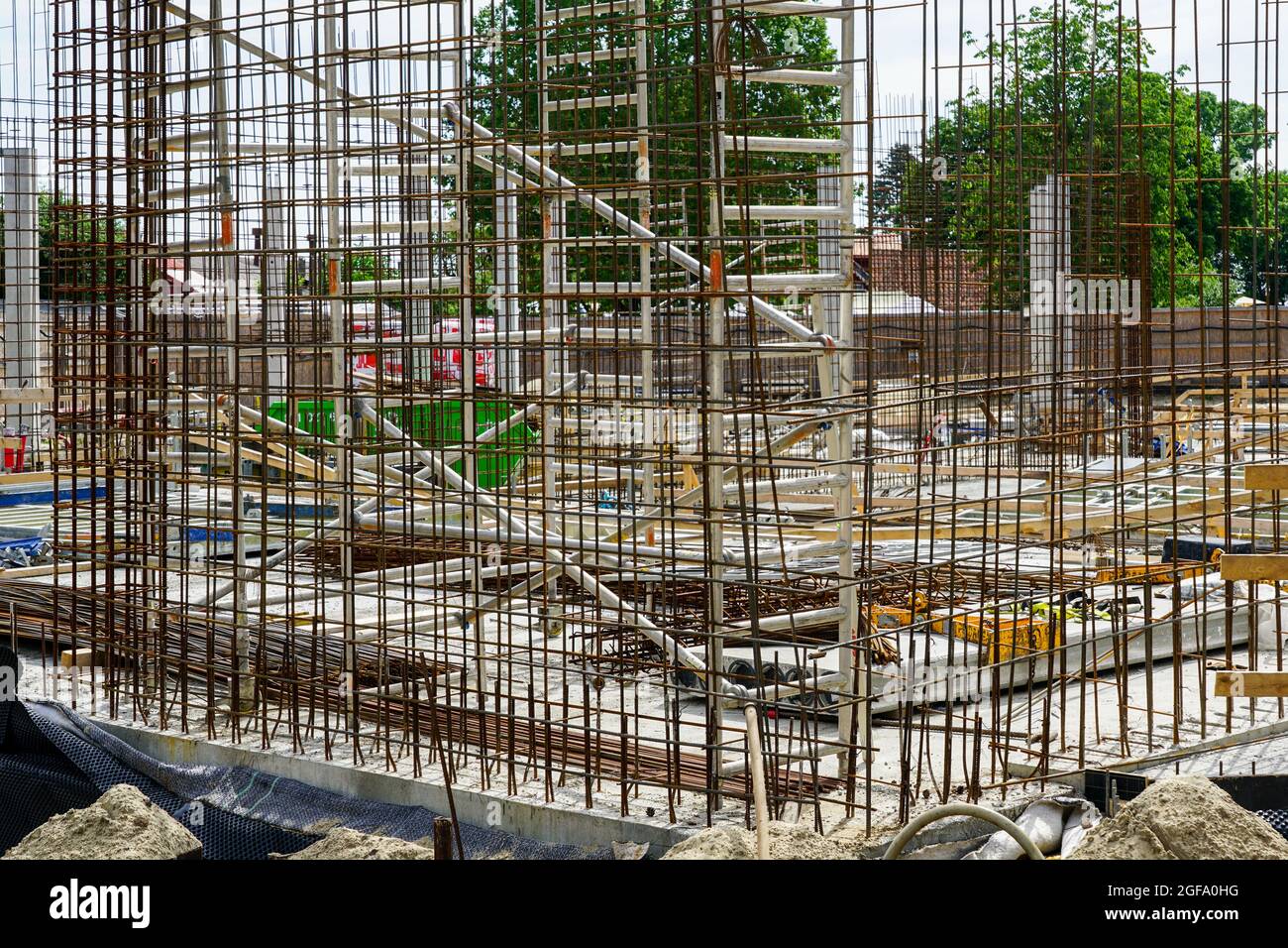 la struttura di tondino in acciaio preparata per la cementazione di pareti di abitazioni Foto Stock