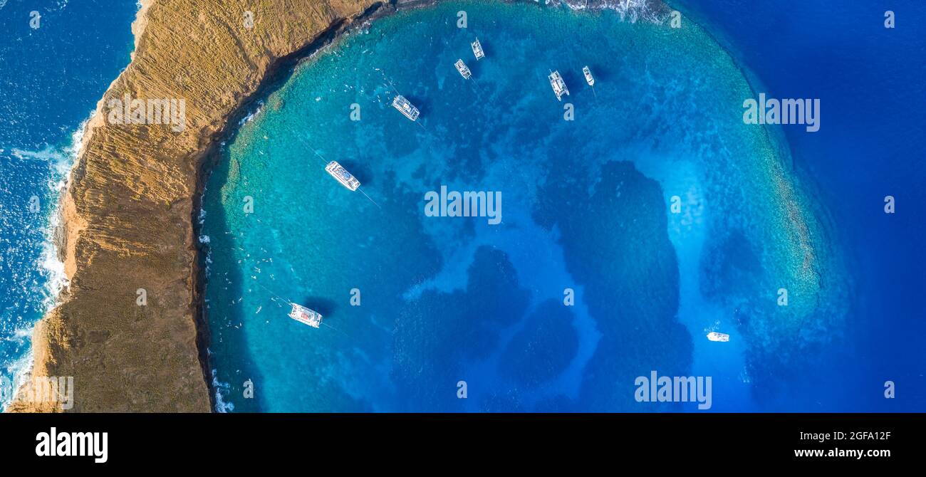 Molokini Marine Preserve, scatto aereo all'interno dell'isolotto a mezzaluna con barche a noleggio sull'ormeggio, Maui, Hawaii. Sette immagini erano combi Foto Stock