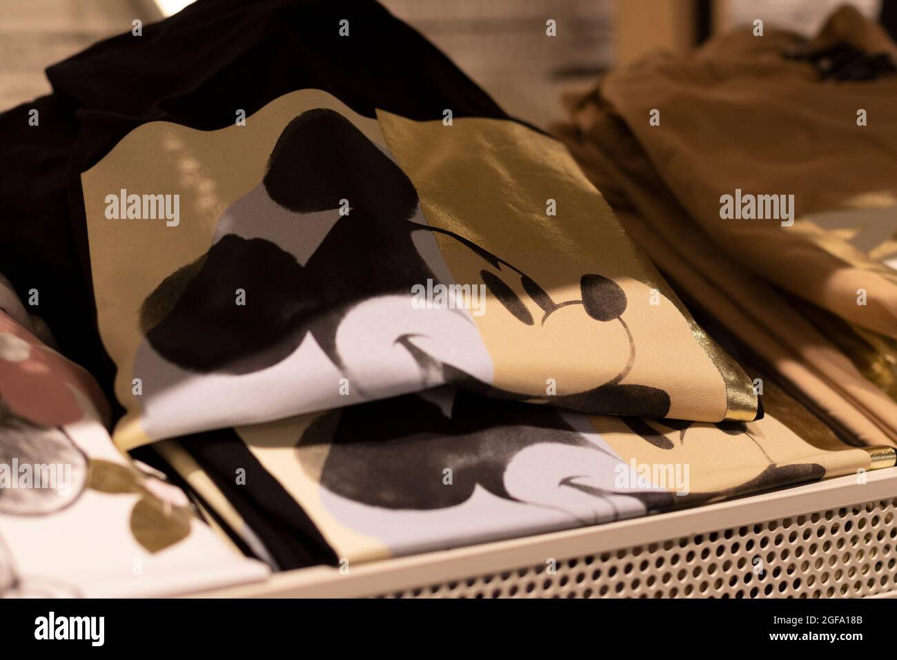 T-shirt Topolino. Concetto di moda. Foto Stock