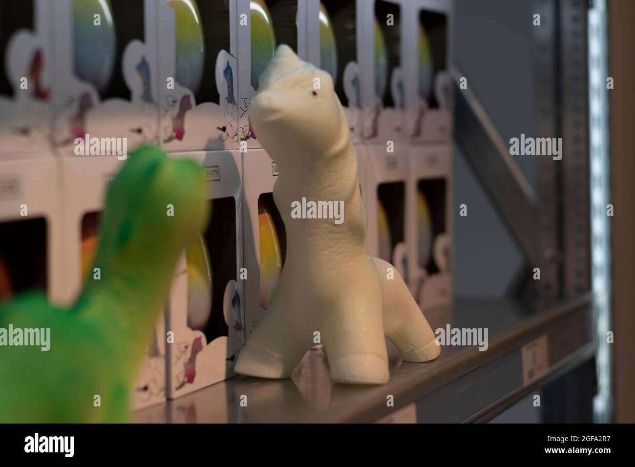 Una bambola di dinosauro. Concetto di giocattoli per bambini. Foto Stock