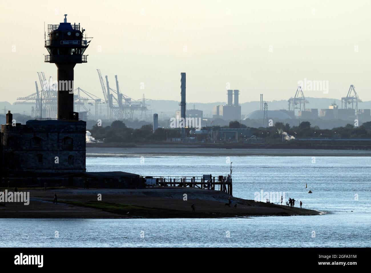 Calshot,Spit,silhouette,pesca,spiaggia,Southampton,Isola di Wight,Red Funnel,traghetto,auto, acqua,porto,Hampshire, Foto Stock