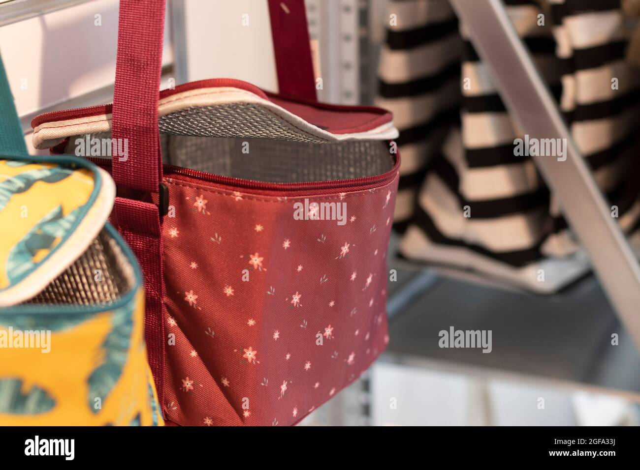 Borsa termica appesa a un ripiano. Concetto di trasporto di cibo. Foto Stock