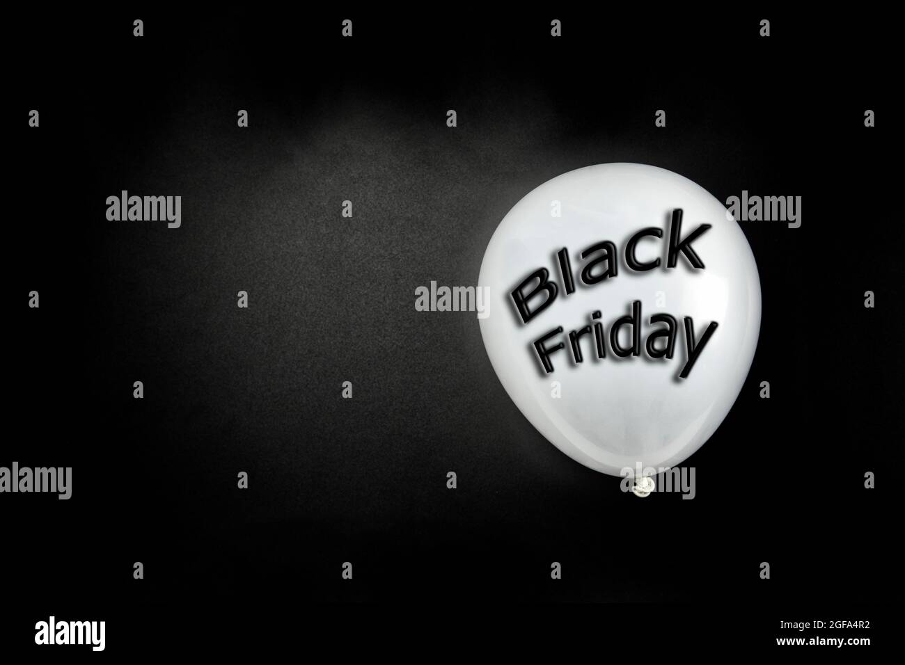 Concetto di Black Friday. Citazione Black Friday in mongolfiera nera. Disposizione piatta, vista dall'alto. Sfondo nero del venerdì con spazio per la copia . Foto Stock