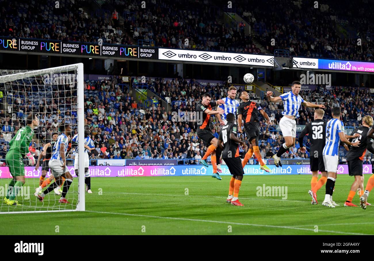 Tom Lees di Huddersfield Town segna il suo primo goal durante la partita di secondo turno della Coppa Carabao al John Smiths' Stadium, Huddersfield. Data foto: Martedì 24 agosto 2021. Foto Stock