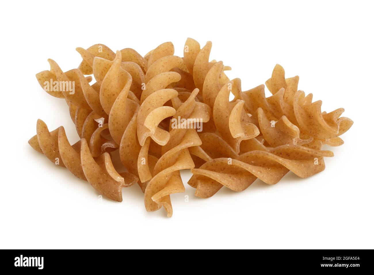 Pasta di Wolegrain fusilli di grano duro isolata su fondo bianco con percorso di taglio e profondità di campo. Foto Stock