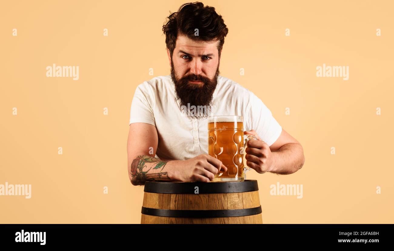 Festa oktoberfest. Uomo bearded che beve birra. Pub e bar. Birra artigianale in Germania. Concetto di birreria. Foto Stock