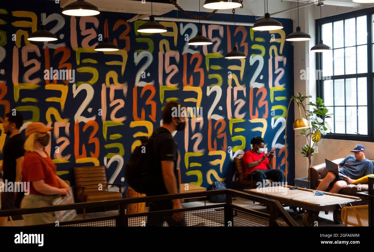 Area lounge presso il parco industriale Sunset Park di Brooklyn, New York Foto Stock