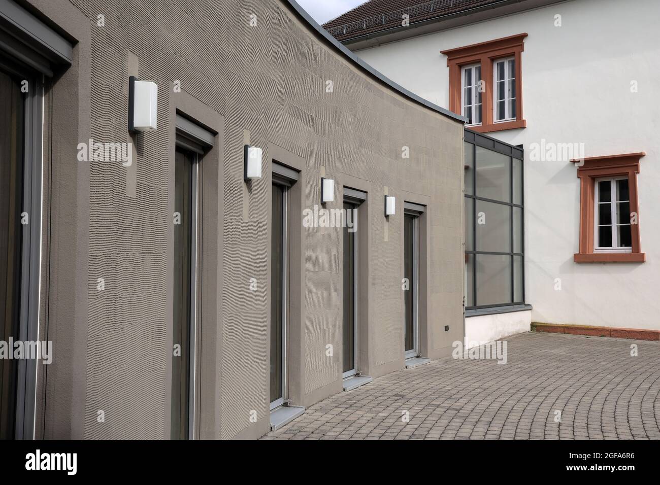 Frammento di un edificio moderno con finestre. Foto Stock