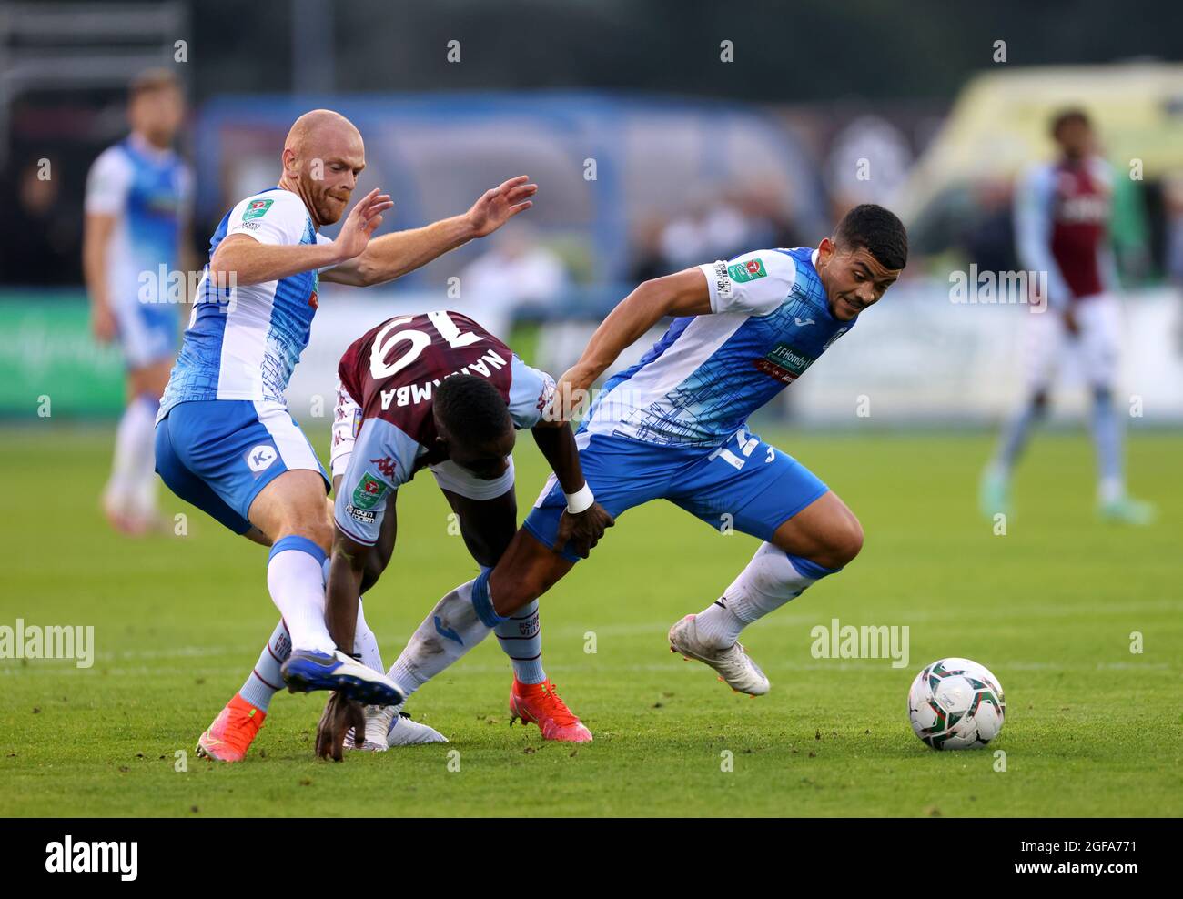 Josh Gordon di Barrow (a destra) e la meravigliosa battaglia di Nakamba di Aston Villa per la palla durante la seconda partita di Coppa Carabao al Dunes Hotel Stadium, Barrow-in-Furness. Data foto: Martedì 24 agosto 2021. Foto Stock