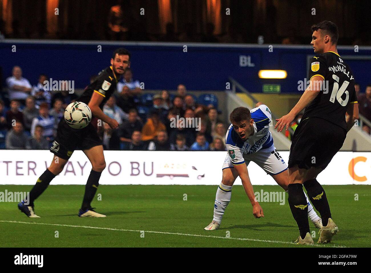 Londra, Regno Unito. 24 agosto 2021. Charlie Kelman of Queens Park Rangers (M) prende un colpo sul traguardo. Carabao Cup, seconda partita, Queens Park Rangers / Oxford Utd presso il Kiyan Prince Foundation Stadium, Loftus Road a Londra martedì 24 agosto 2021. Questa immagine può essere utilizzata solo per scopi editoriali. Solo per uso editoriale, licenza richiesta per uso commerciale. Nessun uso in scommesse, giochi o un singolo club/campionato/player pubblicazioni. pic di Steffan Bowen/Andrew Orchard sport fotografia/Alamy Live news credito: Andrew Orchard sport fotografia/Alamy Live News Foto Stock