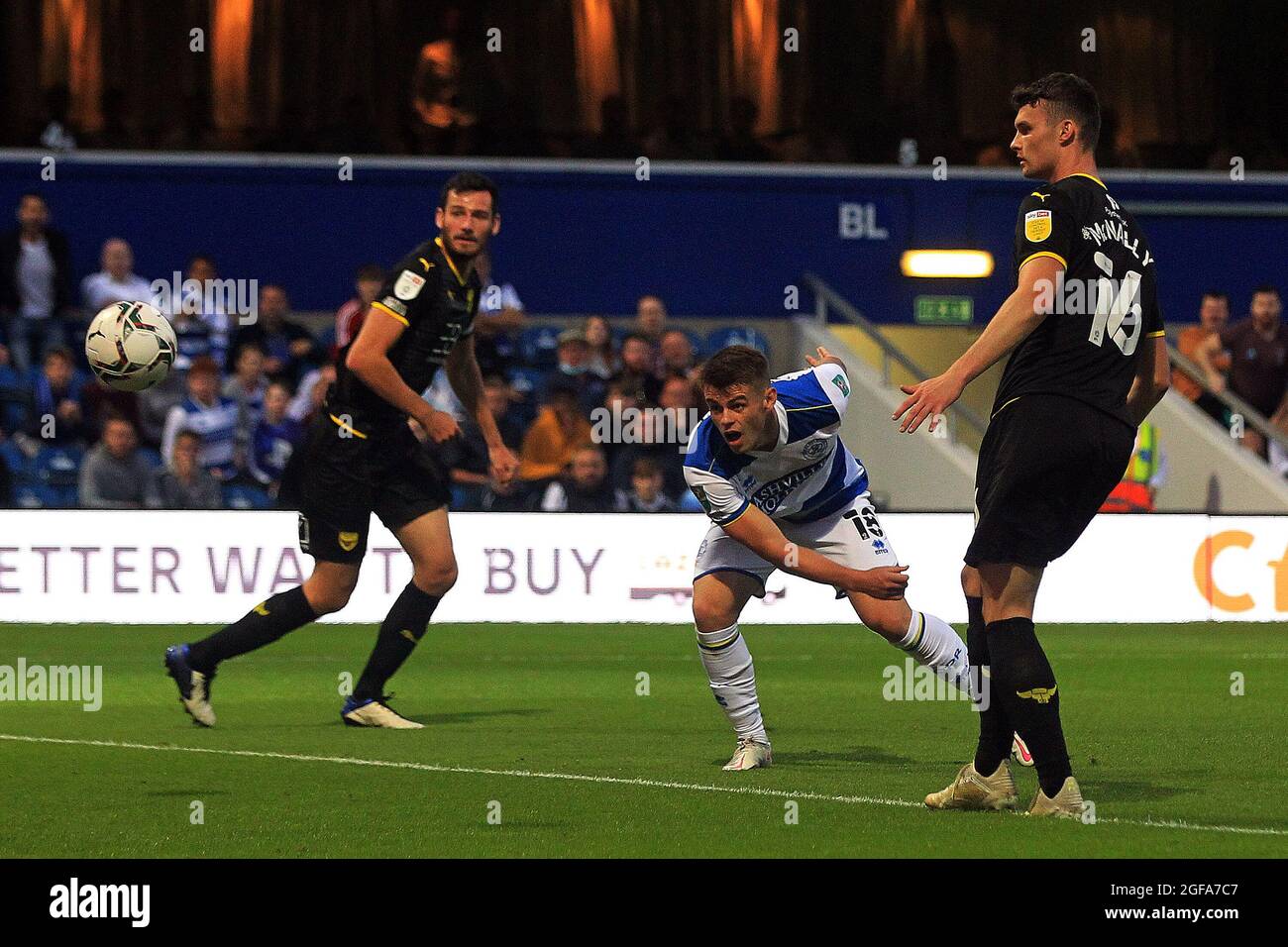 Londra, Regno Unito. 24 agosto 2021. Charlie Kelman of Queens Park Rangers (M) prende un colpo sul traguardo. Carabao Cup, seconda partita, Queens Park Rangers / Oxford Utd presso il Kiyan Prince Foundation Stadium, Loftus Road a Londra martedì 24 agosto 2021. Questa immagine può essere utilizzata solo per scopi editoriali. Solo per uso editoriale, licenza richiesta per uso commerciale. Nessun uso in scommesse, giochi o un singolo club/campionato/player pubblicazioni. pic di Steffan Bowen/Andrew Orchard sport fotografia/Alamy Live news credito: Andrew Orchard sport fotografia/Alamy Live News Foto Stock