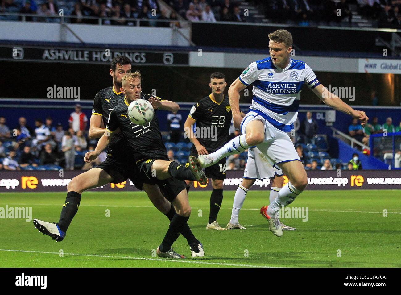 Londra, Regno Unito. 24 agosto 2021. Rob Dickle of Queens Park Rangers (R) prende un colpo sul traguardo. Carabao Cup, seconda partita, Queens Park Rangers / Oxford Utd presso il Kiyan Prince Foundation Stadium, Loftus Road a Londra martedì 24 agosto 2021. Questa immagine può essere utilizzata solo per scopi editoriali. Solo per uso editoriale, licenza richiesta per uso commerciale. Nessun uso in scommesse, giochi o un singolo club/campionato/player pubblicazioni. pic di Steffan Bowen/Andrew Orchard sport fotografia/Alamy Live news credito: Andrew Orchard sport fotografia/Alamy Live News Foto Stock