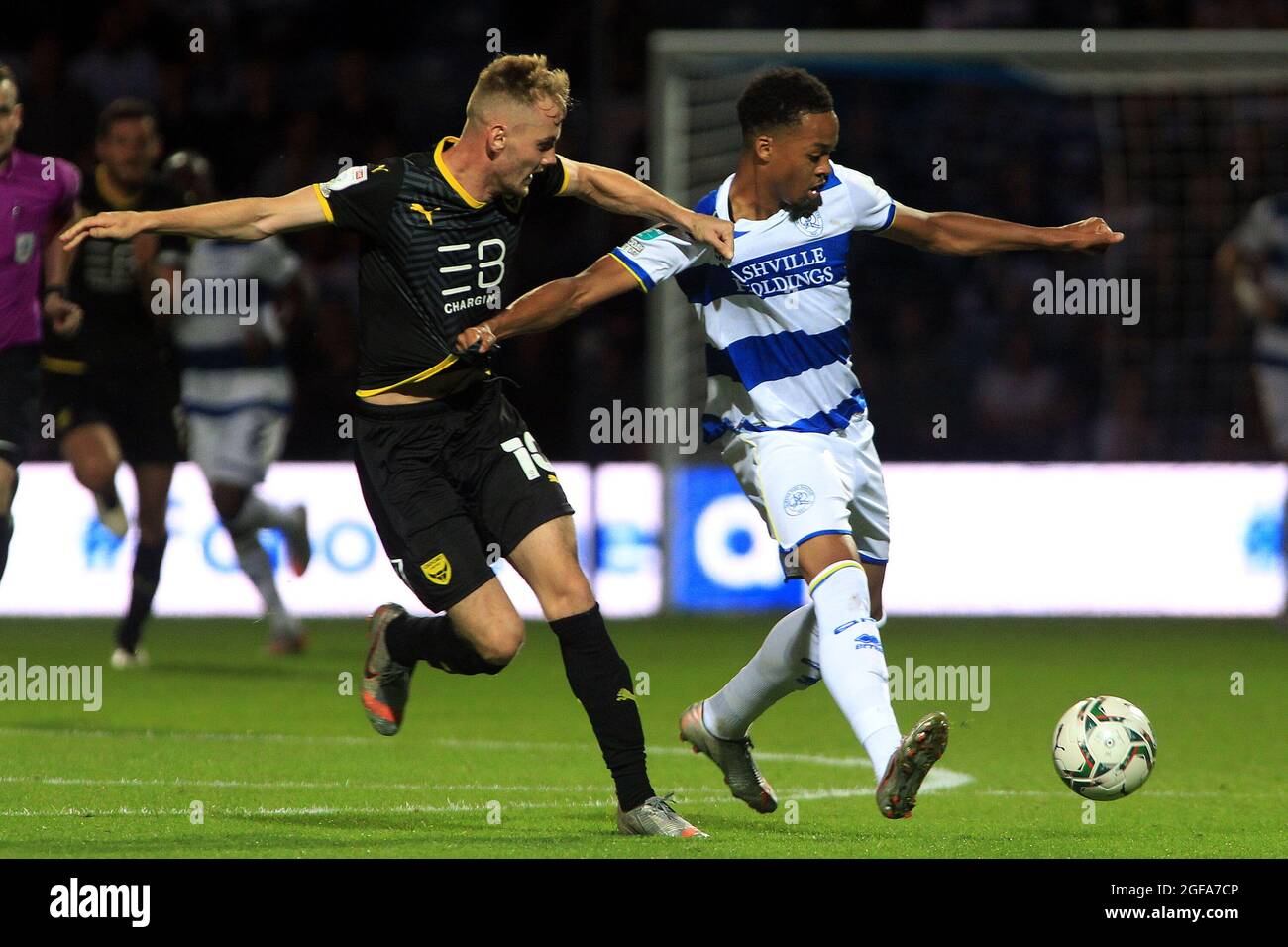 Londra, Regno Unito. 24 agosto 2021. Chris Willock di Queens Park Rangers (R) tiene fuori Mark Sykes di Oxford United (L). Carabao Cup, seconda partita, Queens Park Rangers / Oxford Utd presso il Kiyan Prince Foundation Stadium, Loftus Road a Londra martedì 24 agosto 2021. Questa immagine può essere utilizzata solo per scopi editoriali. Solo per uso editoriale, licenza richiesta per uso commerciale. Nessun uso in scommesse, giochi o un singolo club/campionato/player pubblicazioni. pic di Steffan Bowen/Andrew Orchard sport fotografia/Alamy Live news credito: Andrew Orchard sport fotografia/Alamy Live News Foto Stock