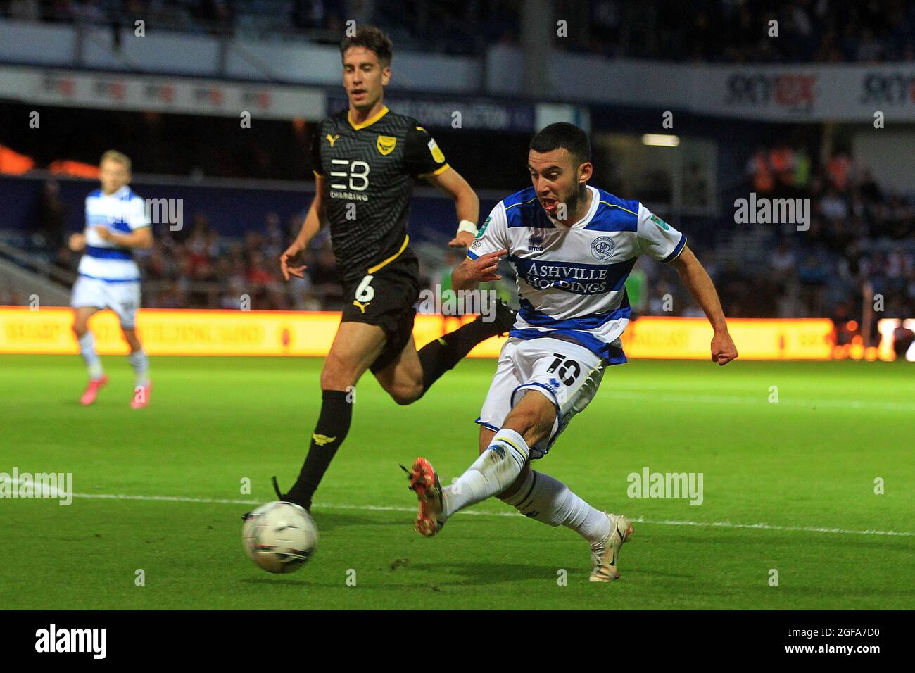 Londra, Regno Unito. 24 agosto 2021. Ilias Chair of Queens Park Rangers (L) prende un colpo sul traguardo. Carabao Cup, seconda partita, Queens Park Rangers / Oxford Utd presso il Kiyan Prince Foundation Stadium, Loftus Road a Londra martedì 24 agosto 2021. Questa immagine può essere utilizzata solo per scopi editoriali. Solo per uso editoriale, licenza richiesta per uso commerciale. Nessun uso in scommesse, giochi o un singolo club/campionato/player pubblicazioni. pic di Steffan Bowen/Andrew Orchard sport fotografia/Alamy Live news credito: Andrew Orchard sport fotografia/Alamy Live News Foto Stock