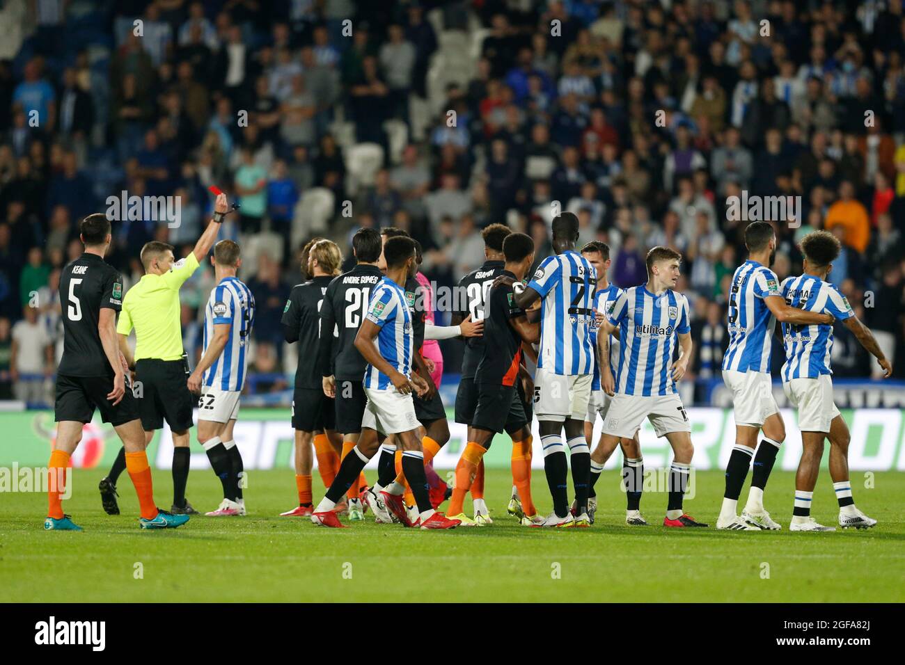 L'arbitro Matthew Donohue emette una carta rossa a Moise Kean #27 di Everton Foto Stock