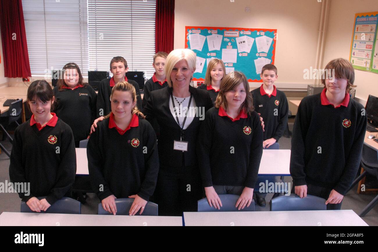 JULIE TAYLOR, CAPO DELLA SCUOLA DELLA COMUNITÀ NEVILLE LOVETT DI FAREHAM, HANTS CON GLI ALLIEVI CHE SONO TENUTI A LEVARSI IN PIEDI OGNI VOLTA CHE UN ADULTO ENTRA NELLA CLASSE. PIC MIKE WALKER, 2009 Foto Stock