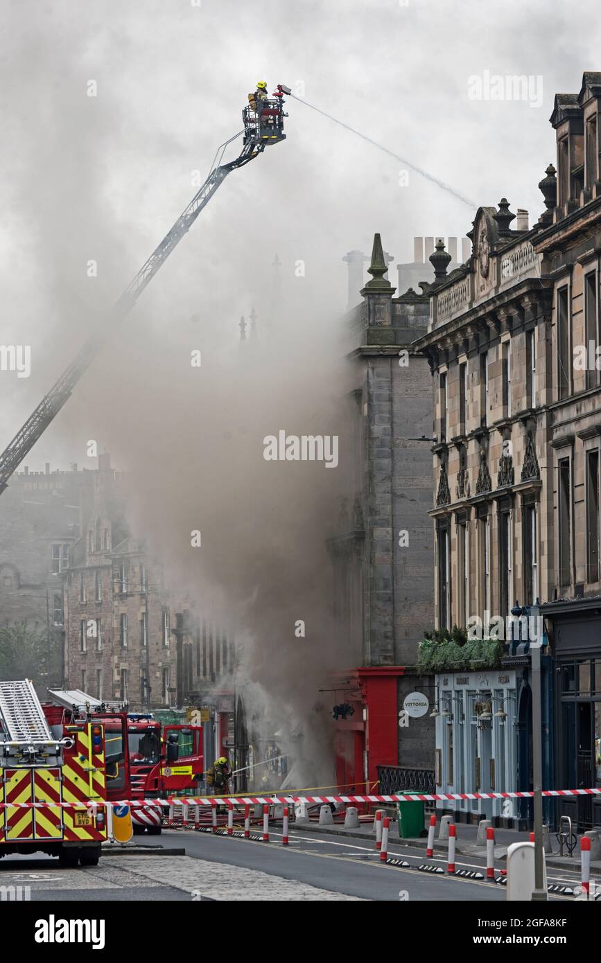 Scottish Fire and Rescue Service affrontare un incendio sul ponte George IV nella città vecchia di Edimburgo il 24 agosto 2021. Foto Stock