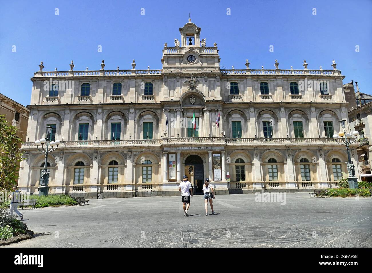 CATANIA, ITALIA - 05 ago 2021: Primo piano dell'esterno dello storico edificio universitario di Catania. Foto Stock