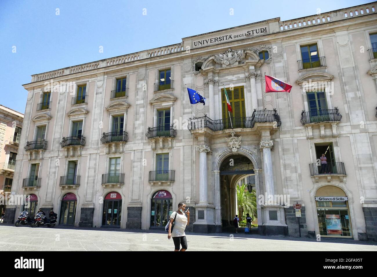 CATANIA, ITALIA - 05 ago 2021: Primo piano dell'esterno dello storico edificio universitario di Catania. Foto Stock
