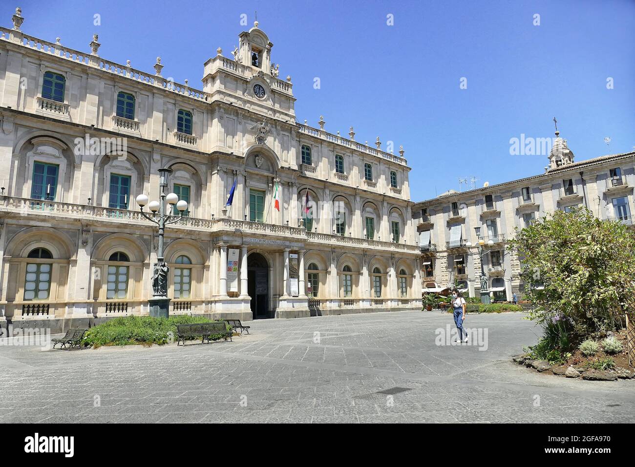 CATANIA, ITALIA - 05 ago 2021: Primo piano dell'esterno dello storico edificio universitario di Catania. Foto Stock