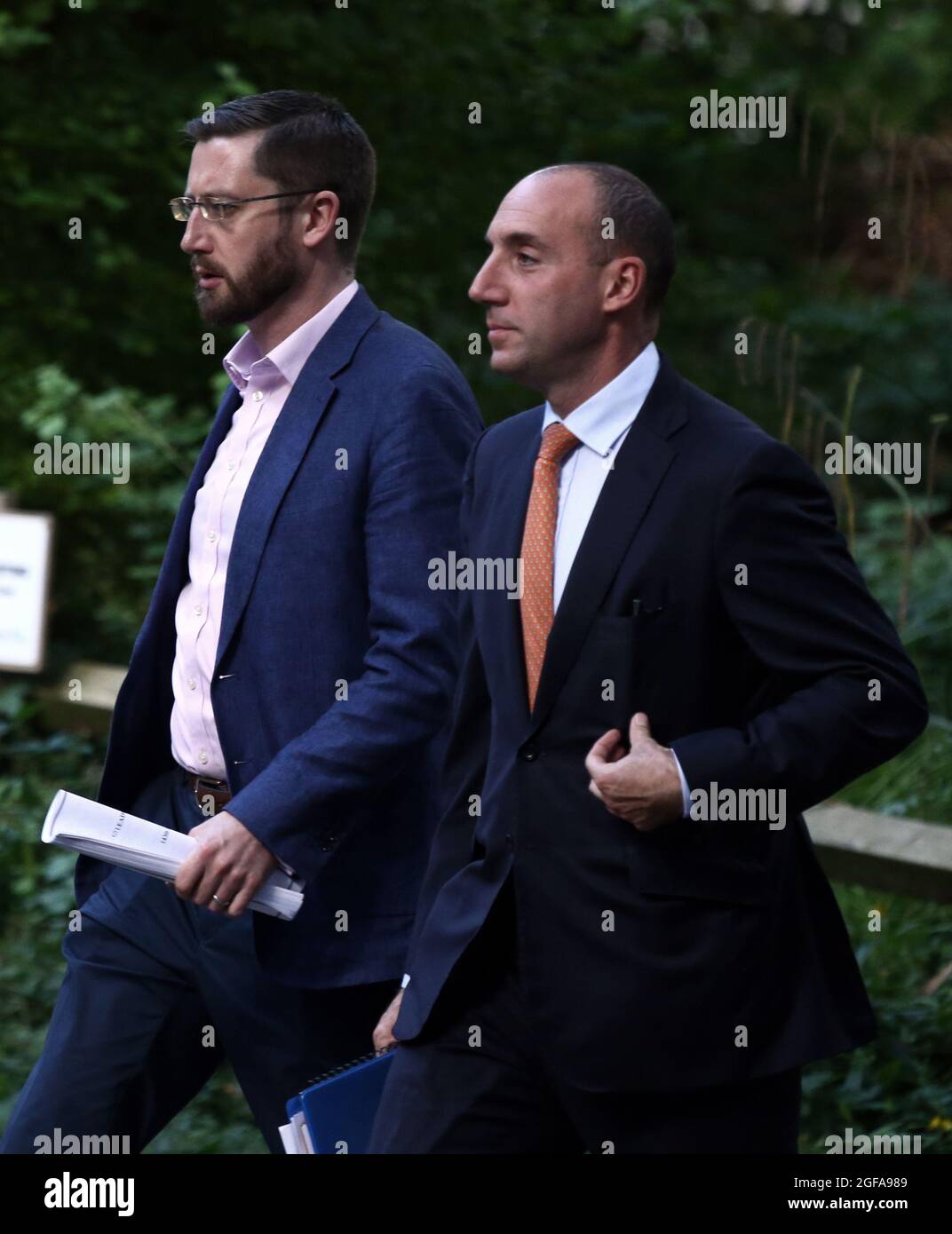Londra, Inghilterra, Regno Unito. 24 agosto 2021. Il segretario del gabinetto SIMON CASE (L) e il capo del personale DEL primo ministro britannico Boris Johnson DAN ROSENFIELD sono visti a Downing Street. (Credit Image: © Tayfun Salci/ZUMA Press Wire) Foto Stock