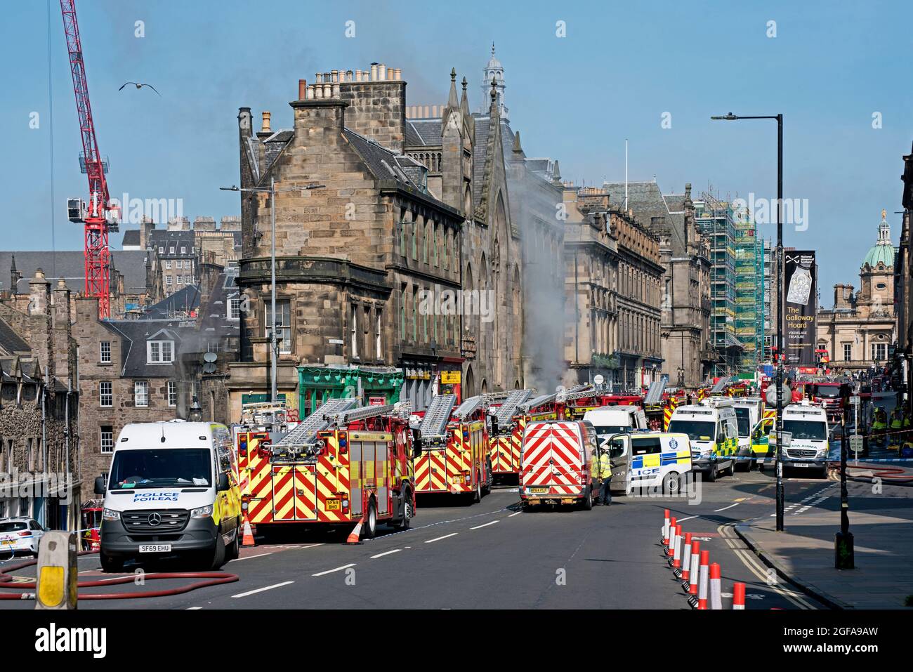 Scottish Fire and Rescue Service affrontare un incendio sul ponte George IV nella città vecchia di Edimburgo il 24 agosto 2021. Foto Stock