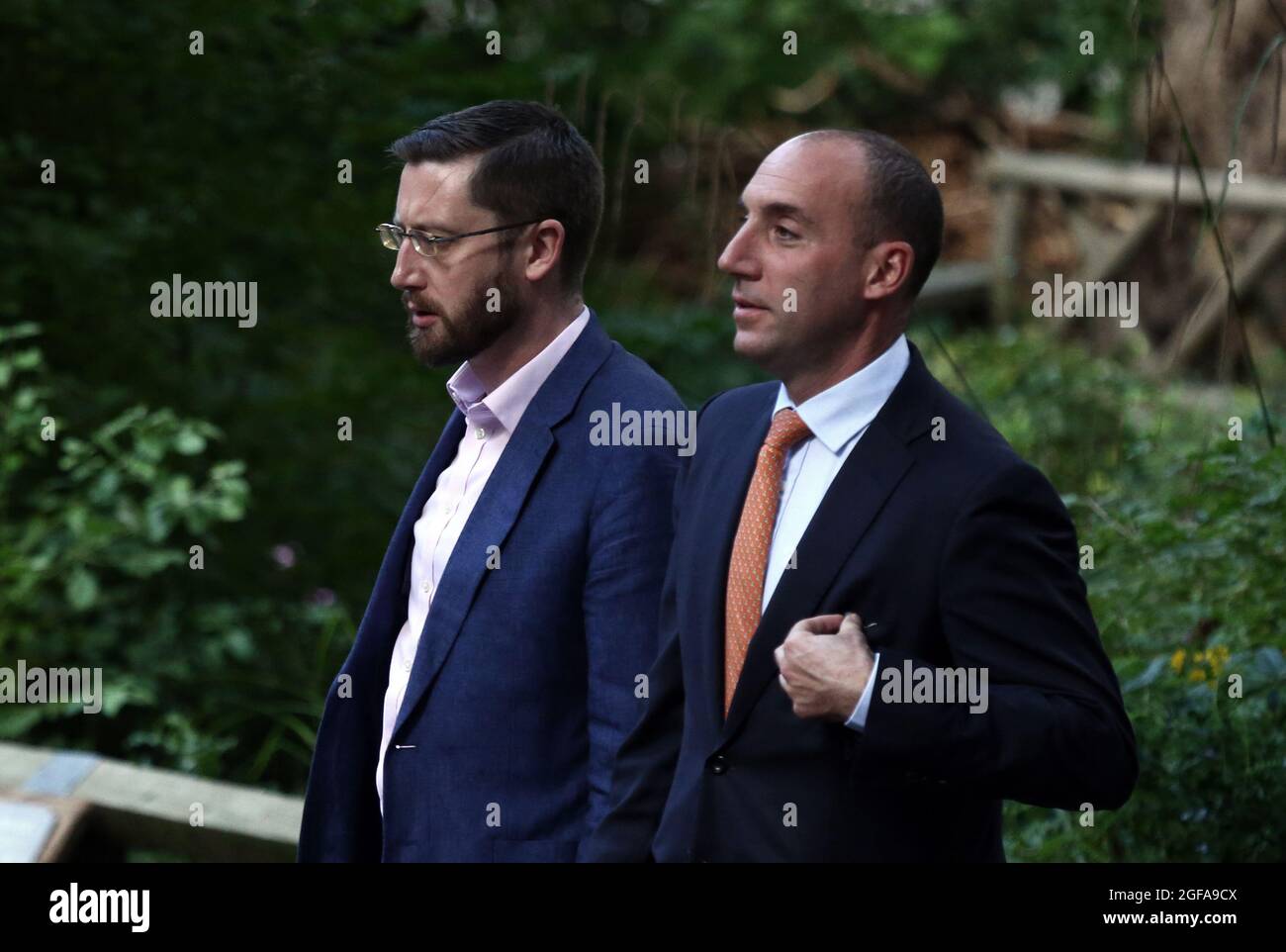 Londra, Inghilterra, Regno Unito. 24 agosto 2021. Il segretario del gabinetto SIMON CASE (L) e il capo del personale DEL primo ministro britannico Boris Johnson DAN ROSENFIELD sono visti a Downing Street. (Credit Image: © Tayfun Salci/ZUMA Press Wire) Foto Stock