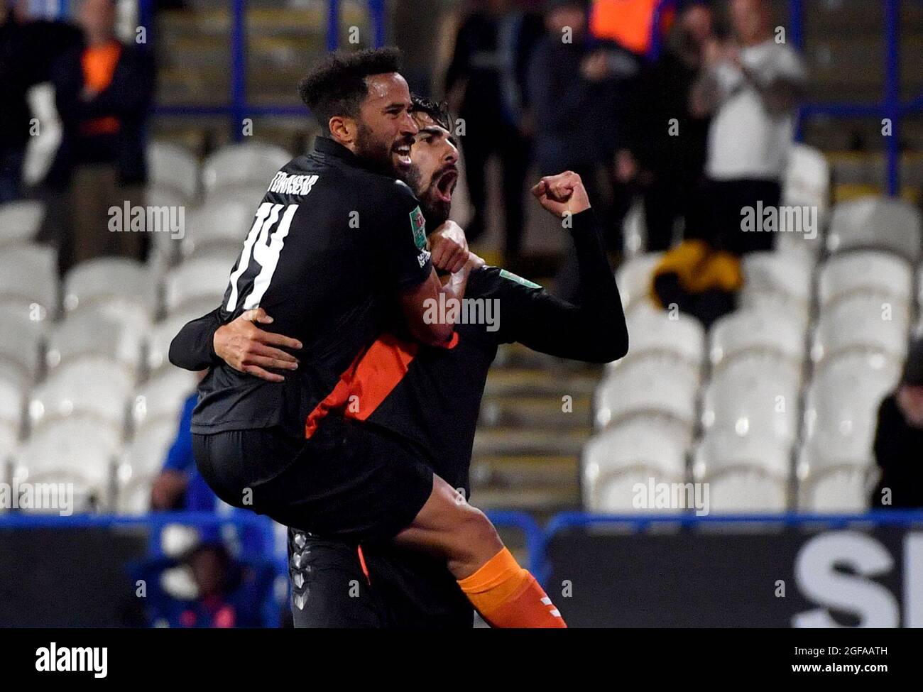 Andros Townsend di Everton festeggia dopo aver segnato i suoi lati secondo gol durante la partita di secondo turno della Carabao Cup al John Smiths' Stadium, Huddersfield. Data foto: Martedì 24 agosto 2021. Foto Stock