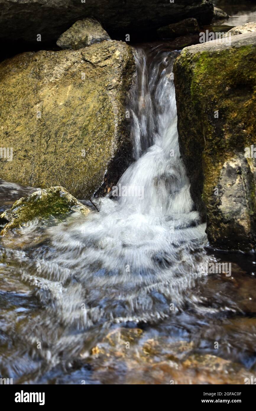 Piccola cascata che scorre attraverso le rocce al McCormick's Creek state Park, Indiana Foto Stock