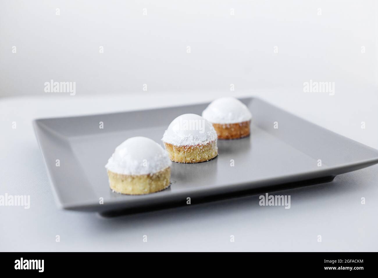 Un paio di tartine con glassa bianca, una torta con mousse primo piano, una copia dello spazio di testo Foto Stock