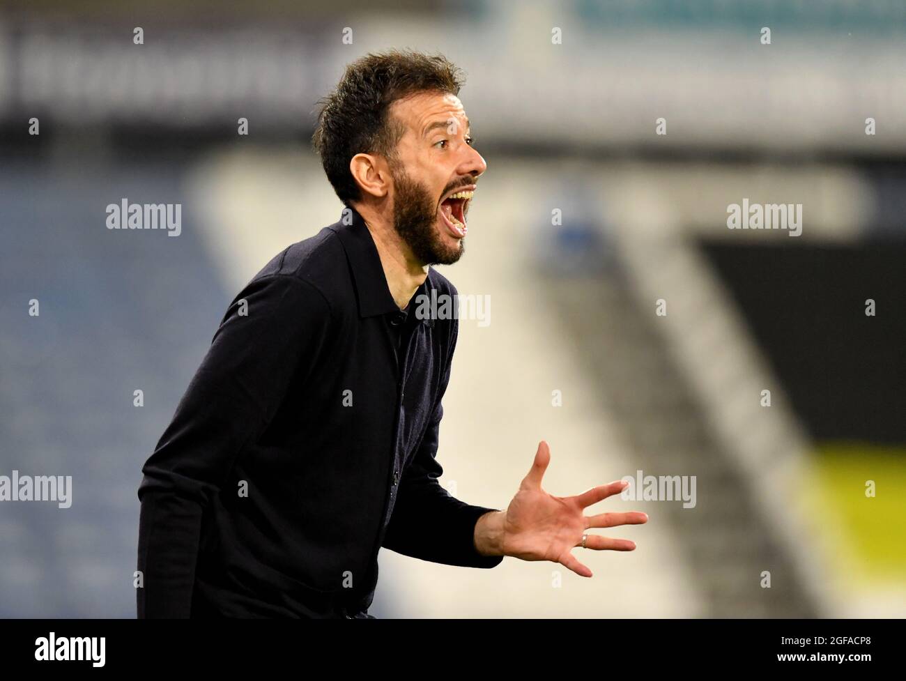 Il direttore della città di Huddersfield Carlos Corberan si attona alla linea di contatto durante la seconda partita della Coppa Carabao al John Smiths' Stadium, Huddersfield. Data foto: Martedì 24 agosto 2021. Foto Stock