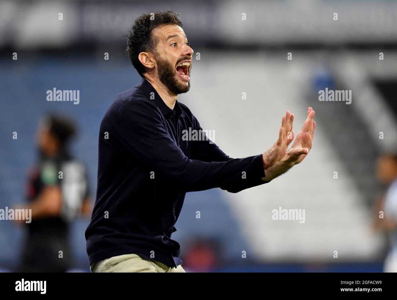 Il direttore della città di Huddersfield Carlos Corberan si attona alla linea di contatto durante la seconda partita della Coppa Carabao al John Smiths' Stadium, Huddersfield. Data foto: Martedì 24 agosto 2021. Foto Stock