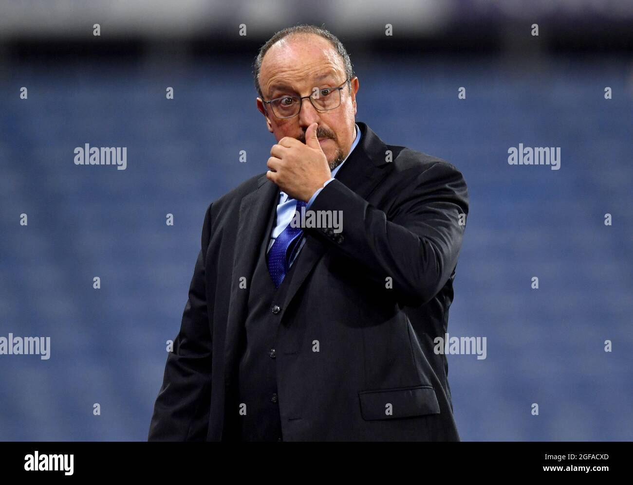 Il manager Everton Rafael Benitez guarda avanti durante la seconda partita della Carabao Cup al John Smiths' Stadium di Huddersfield. Data foto: Martedì 24 agosto 2021. Foto Stock