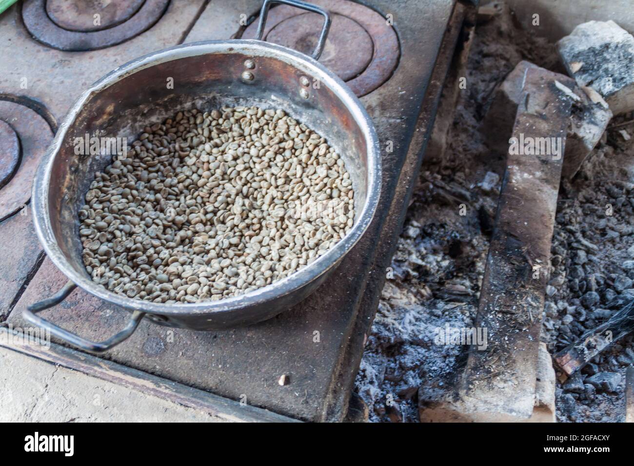 Forno utilizzato per tostare i chicchi di caffè in una piccola fattoria colombiana Foto Stock